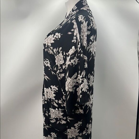 Spiritual Gangster Black and White Kimono Robe with Flowing Silhouette - Picture 3 of 6